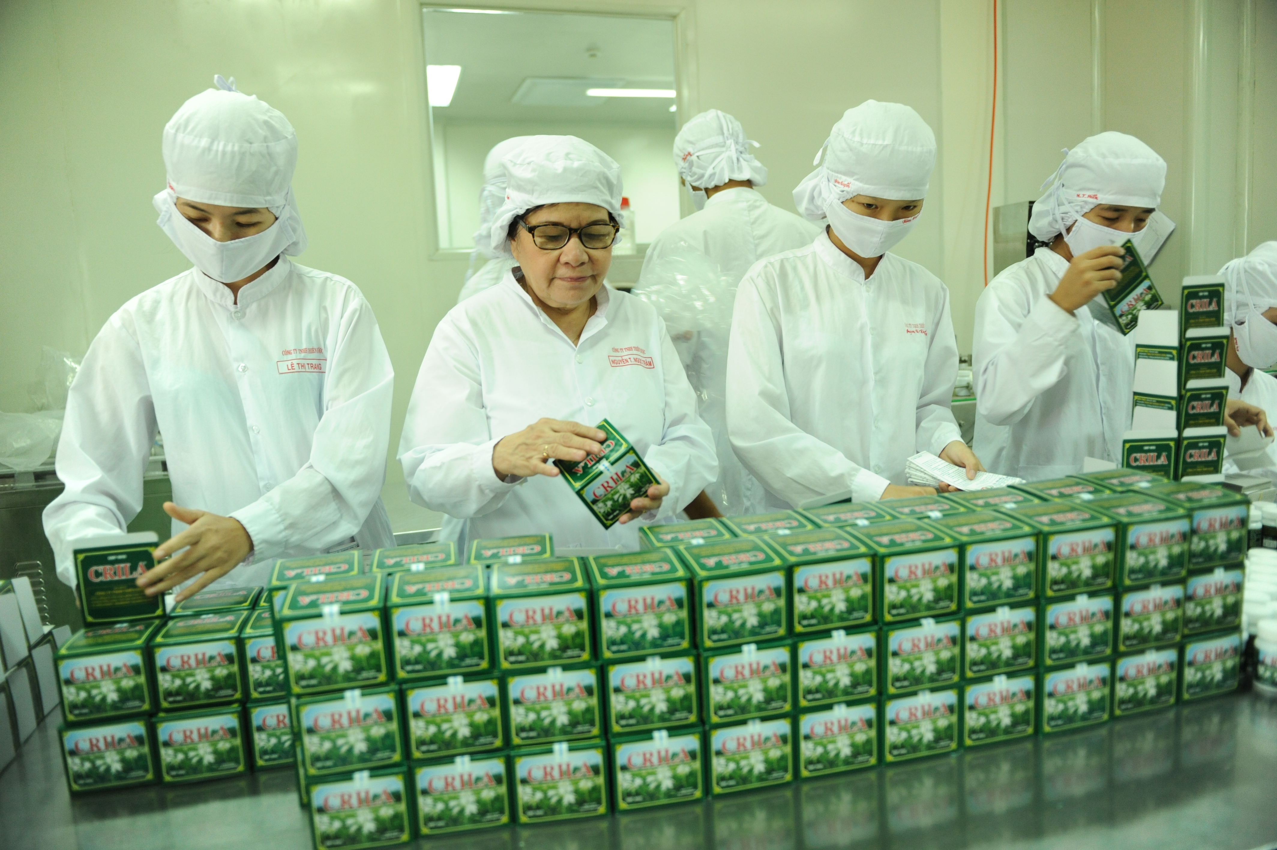 Tiến sĩ Nguyễn Thị Ngọc Trâm với sản phẩm Crila từ cây trinh nữ hoàng cung