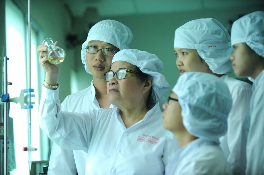 TS.DS NGUYỄN THỊ NGỌC TRÂM – Chuyên gia hàng đầu về cây Trinh nữ hoàng cung khẳng định chất lượng của Thuốc CRILA, CRILA Forte và CRILIN