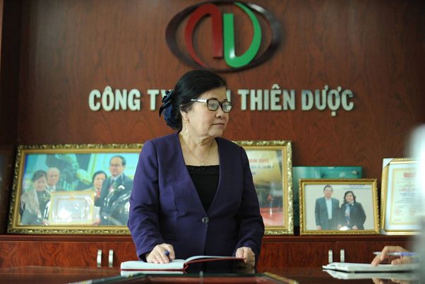 Nữ tiến sĩ đưa Trinh nữ hoàng cung lên ngôi